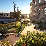 Apartament Delas *