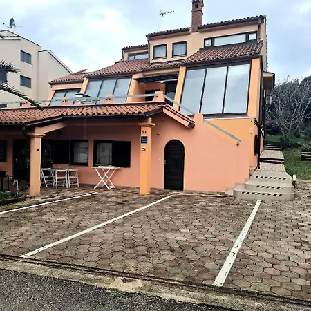 Delas * Pješčana Uvala