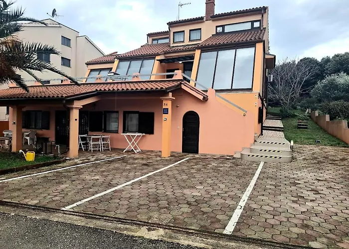 Delas * Pješčana Uvala